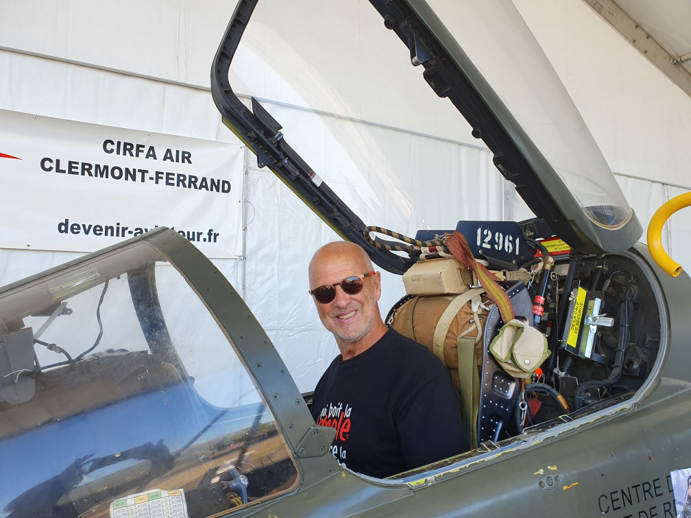 Photo de Michel Teilhol dans le cockpit d'un avion de chasse.