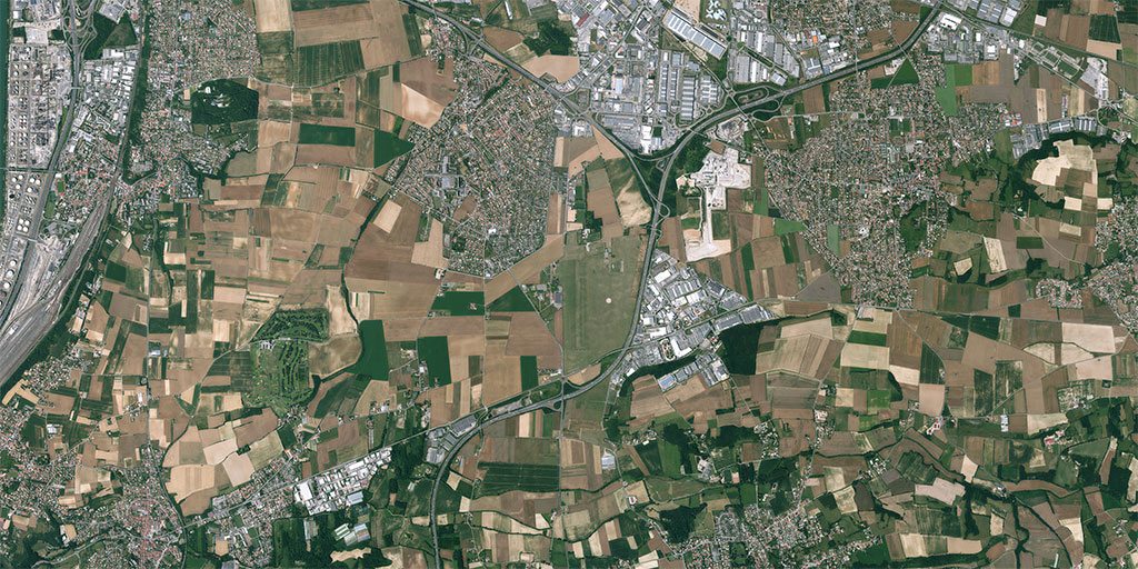Image aérienne de l'aérodrome Lyon Corbas avec un large environnement Ouest et Est